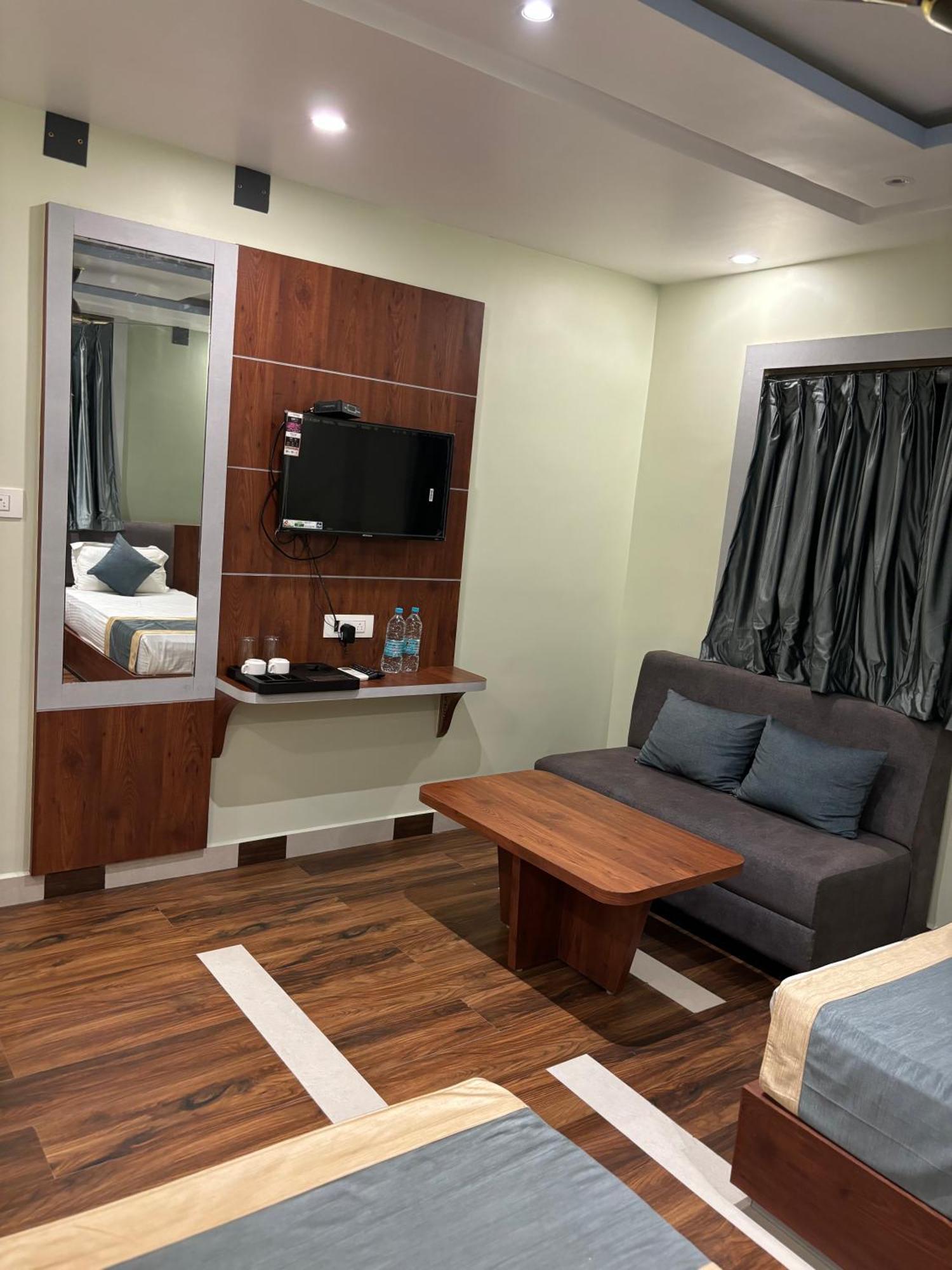 Hotel Omkareshwar Inn Deoghar Eksteriør billede